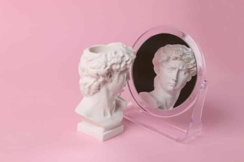 Busto de cerâmica admirando a si mesma no espelho representando o narcisismo