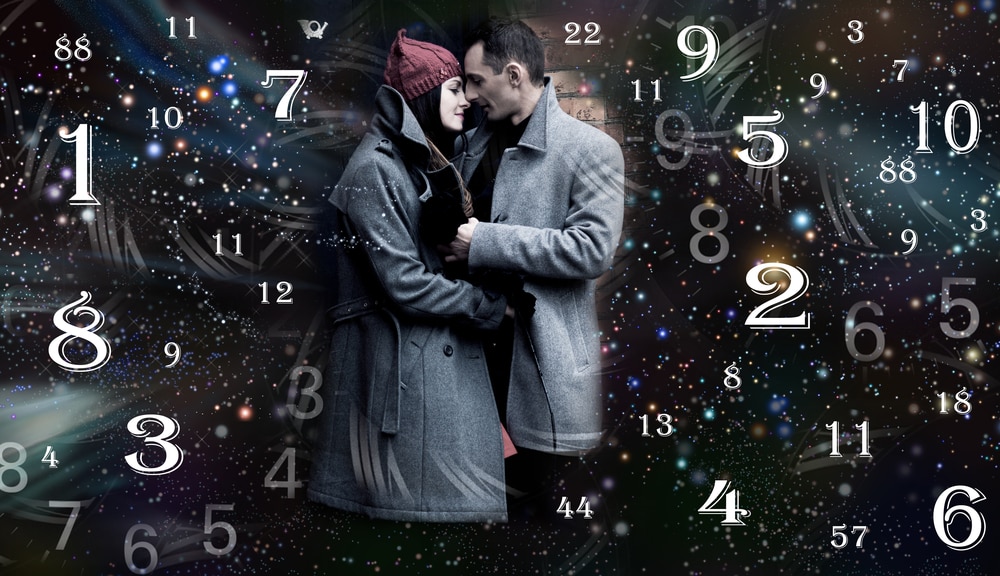Casal abraçado se olhando com diversos números ao redor dos dois flutuando representando a numerologia