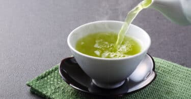 Uma xícara de chá verde.