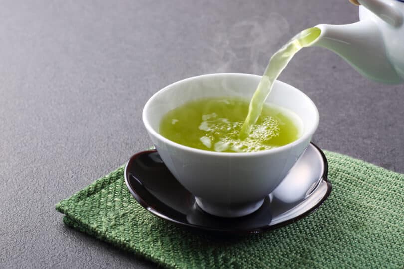 Uma xícara de chá verde.