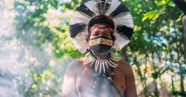 Um indígena de cocar.