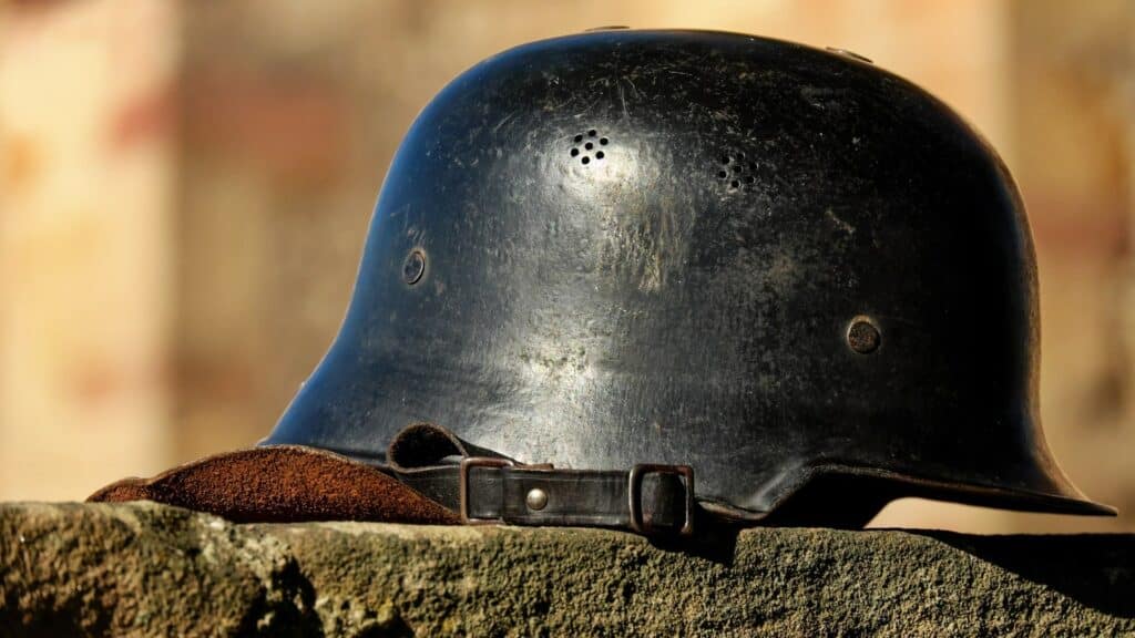 Um capacete de guerra posto num muro.
