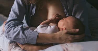 Uma mulher amamentando um bebê.