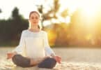 Uma mulher meditando.