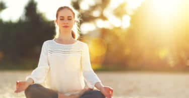 Uma mulher meditando.