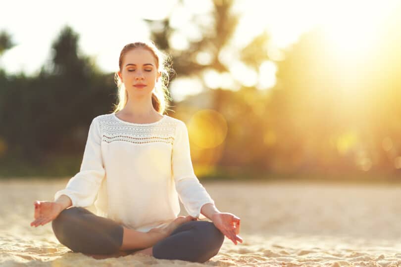 Uma mulher meditando.