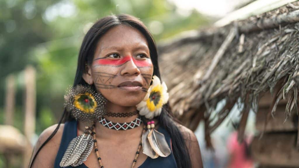 Uma mulher indígena.