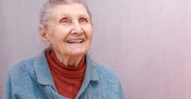 Uma mulher idosa sorrindo.
