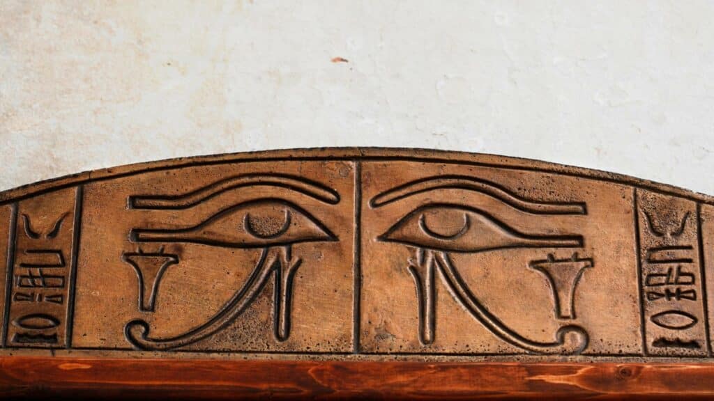 O olho de hórus grafado em madeira.