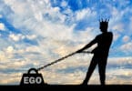 Uma ilustração de um homem arrastando um peso cujo escrito é "ego".