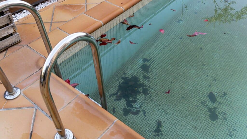 Uma piscina suja.