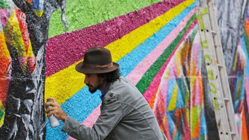 Homem fazendo de piche pintura em muro
