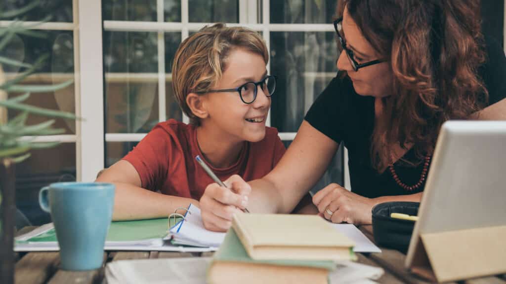 Mãe ajudando filho nos estudos online