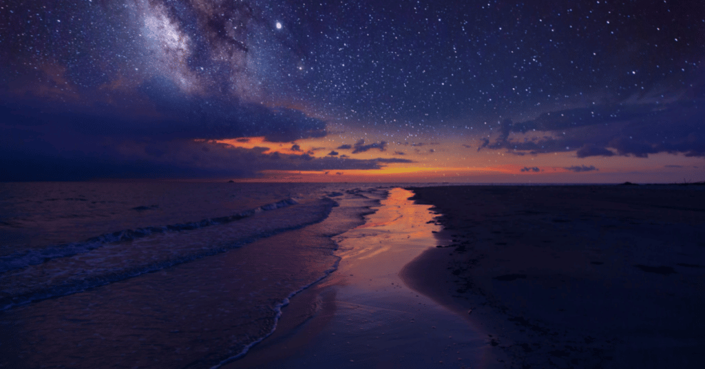 Imagem de uma praia à noite.