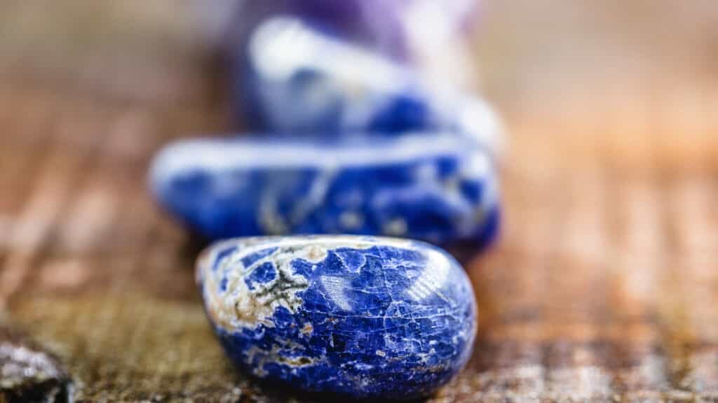 Pedras de sodalita azuis.