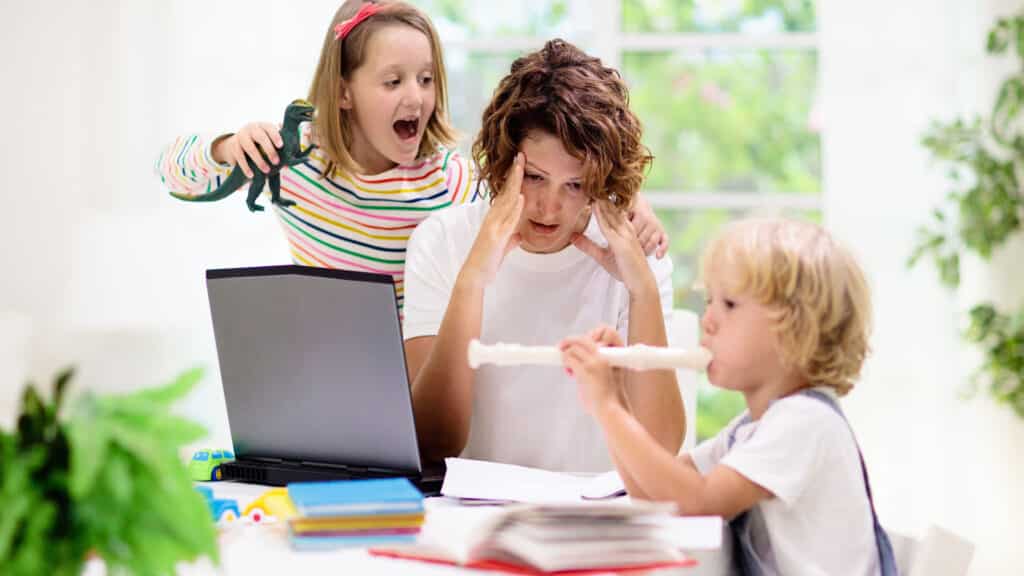 Crianças distraídas com estudo caseiro