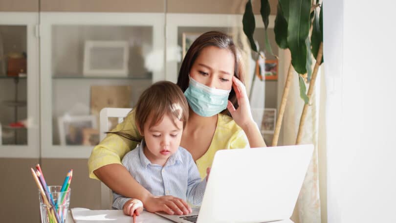 Mãe tentando ajudar o filho em estudo online