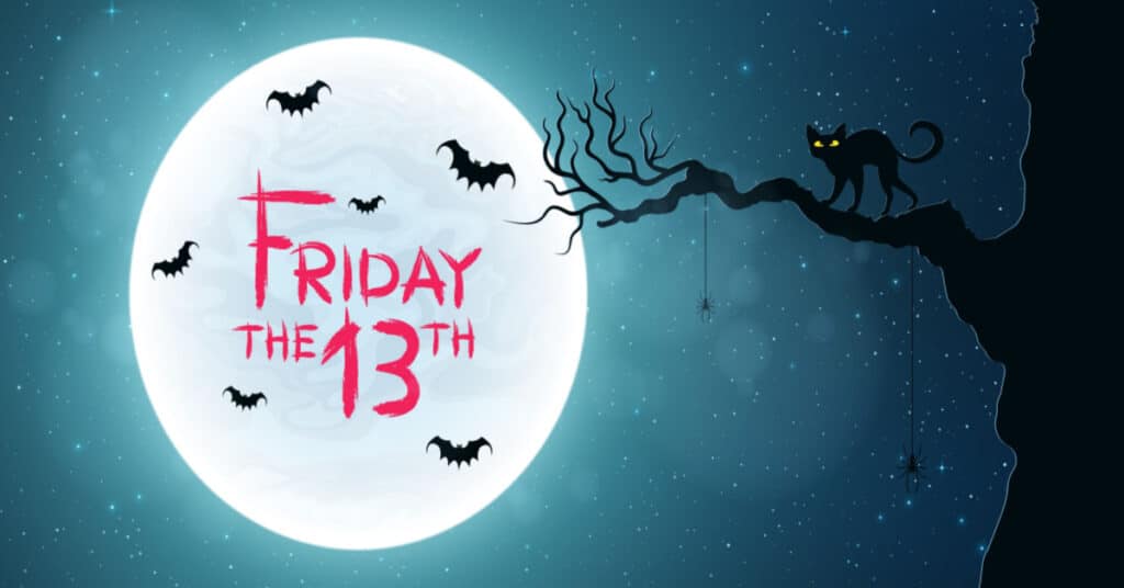 Gato preto em cima de uma galho de árvore com a lua no fundo escrito sexta-feira 13 em inglês rodeado por morcegos