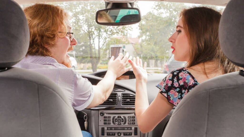 Um homem e uma mulher discutindo num carro.