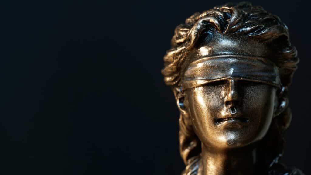 Uma estátua da face da deusa Justiça.
