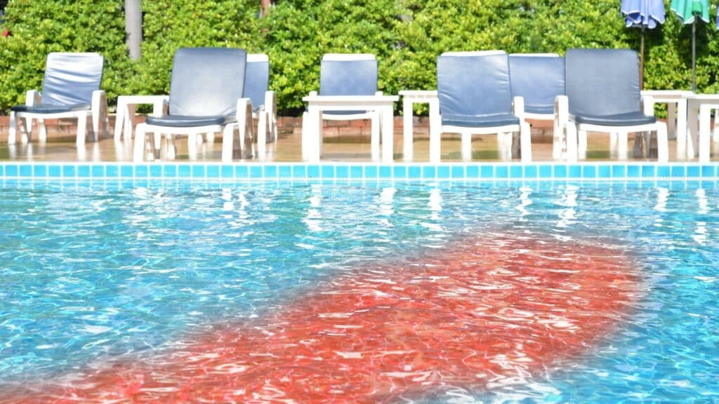 Uma piscina suja de água vermelha.