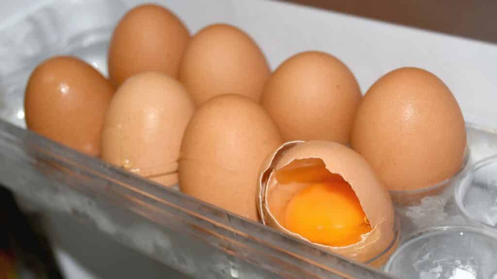 Um ovo quebrado numa porta de geladeira.
