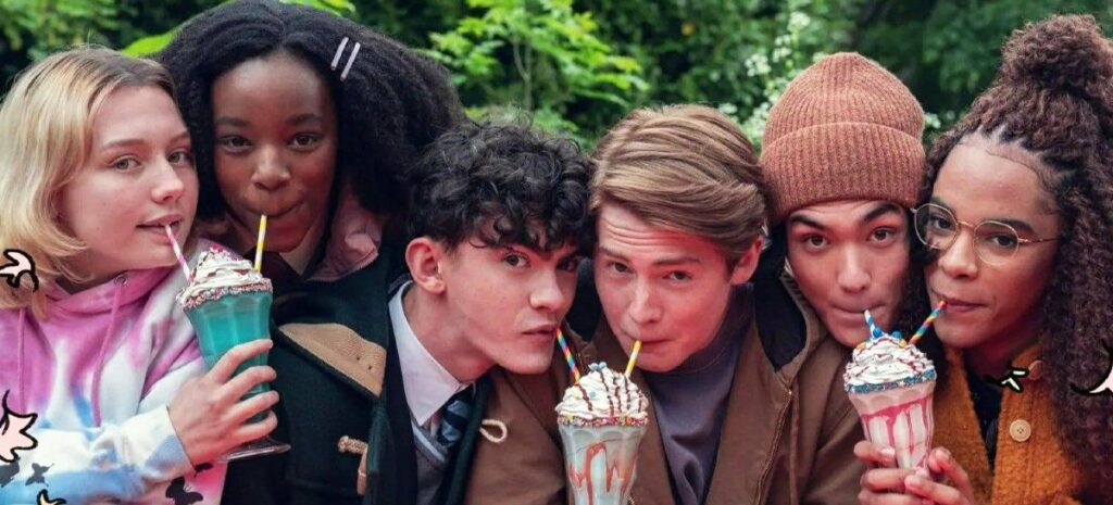 Elenco de Heartstopper tomando milkshake em uma cena de série