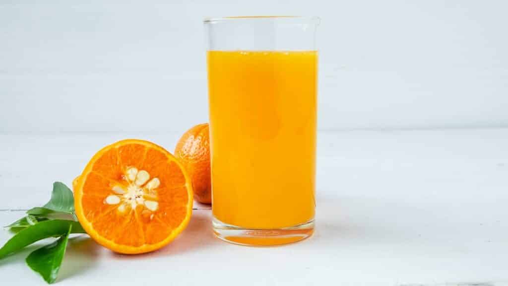 Um copo de suco de laranja.