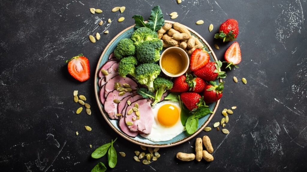 Alimentos típicos de uma dieta low-carb. Leguminosas, ovos e frutas.