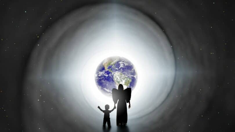 Um anjo segurando a mão de uma criança. Ao fundo, o planeta terra visto de longe.