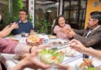 Família reunida comemorando o Natal com muitas comidas à mesa