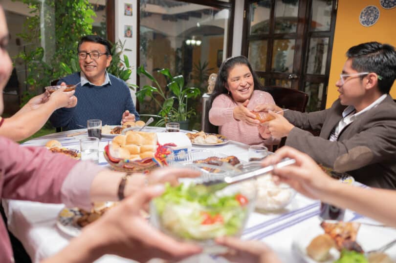 Família reunida comemorando o Natal com muitas comidas à mesa