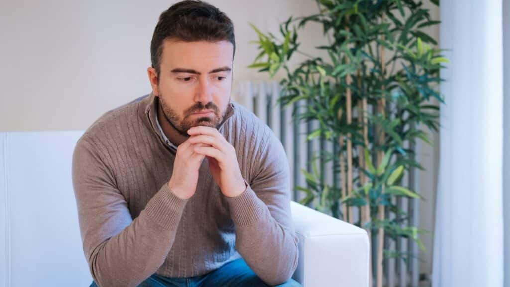 Um homem com um semblante reflexivo.