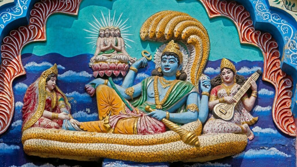 Uma estátua em grande relevo dos deuses pertencentes ao hinduísmo.
