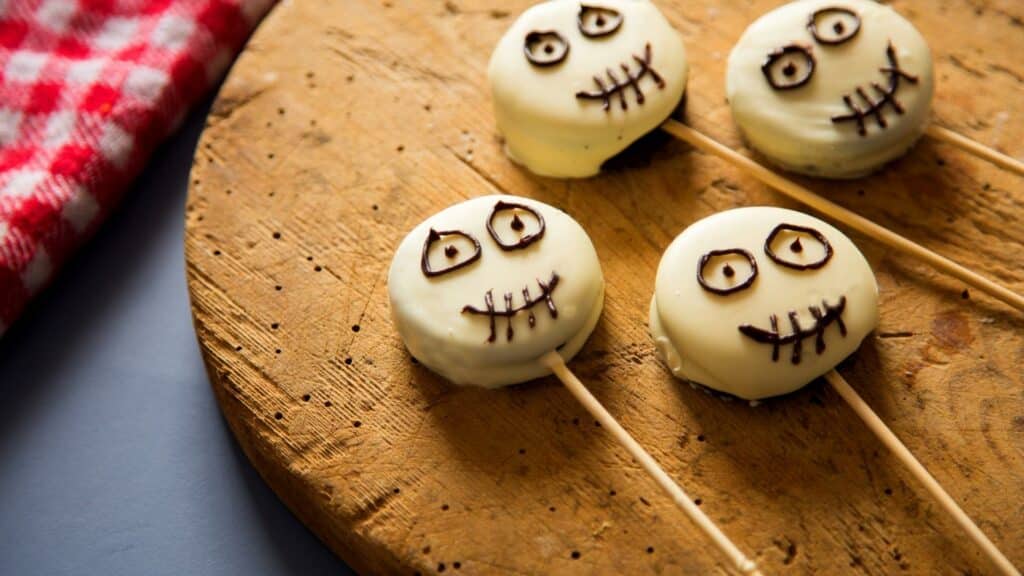 Marshmallows no espeto de temática do Dia das Bruxas.