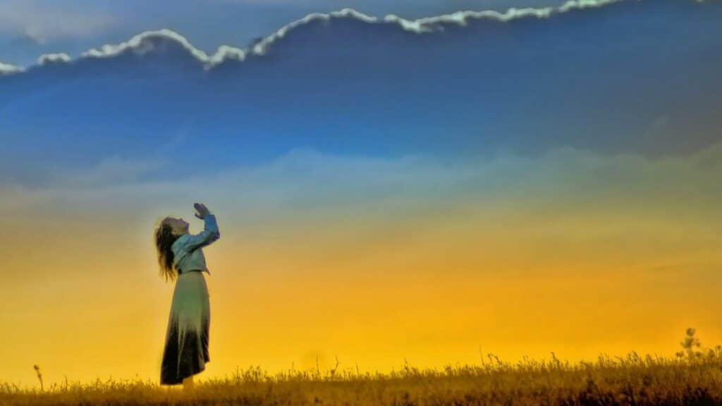 Uma pintura de uma mulher realizando preces aos céus. 