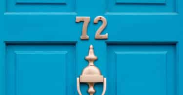 Uma porta com o número 72.