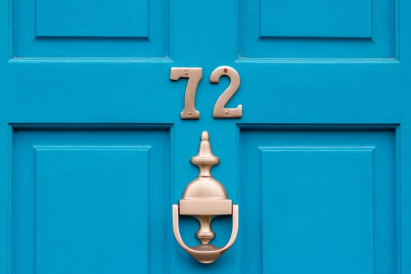 Uma porta com o número 72.