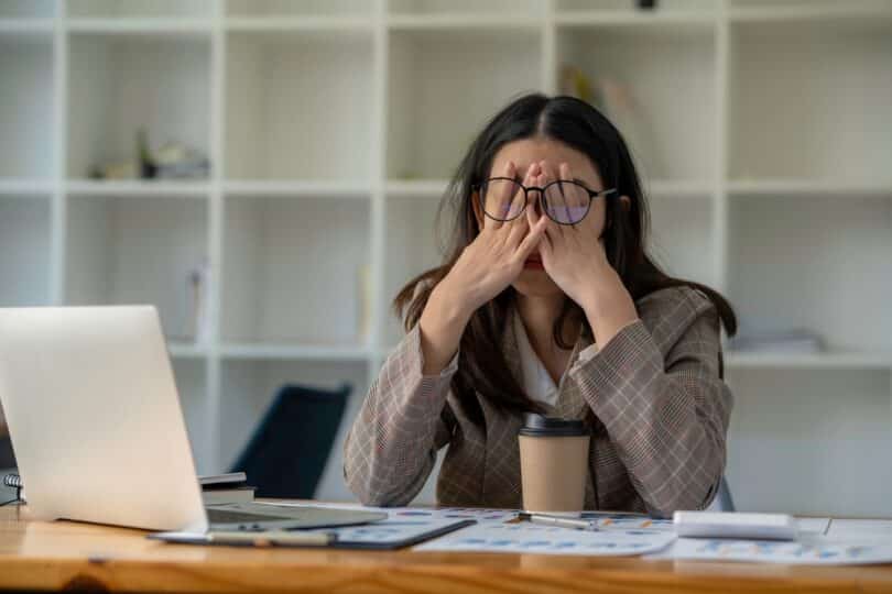Uma mulher exausta num escritório.