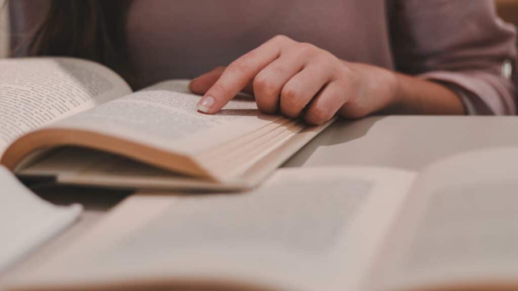 Uma mulher lendo um livro.