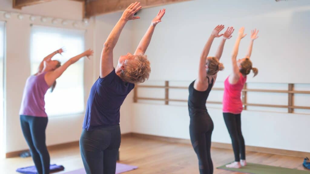 Mulheres realizando uma sessão de yoga.