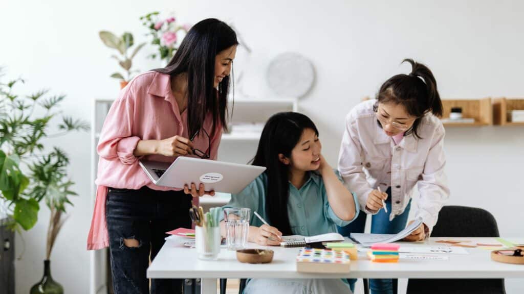 Três mulheres num ambiente de trabalho: uma escritório.