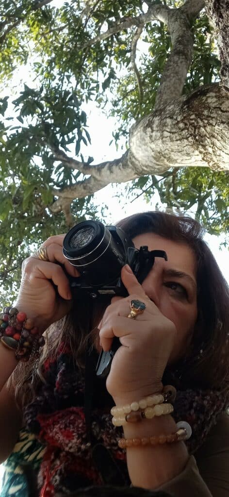 A colunista Lande Bonfim realizando uma captura fotográfica.