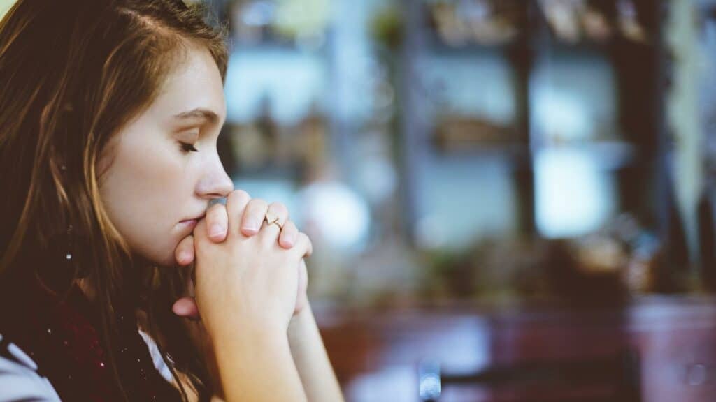 Uma mulher orando.