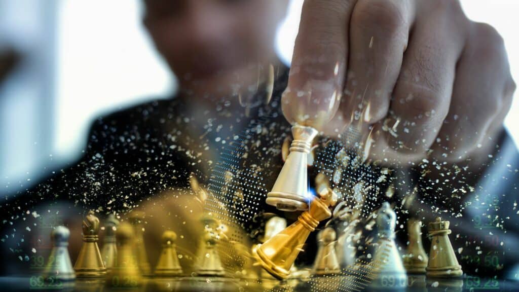 Um homem dando um xeque-mate num xadrez.