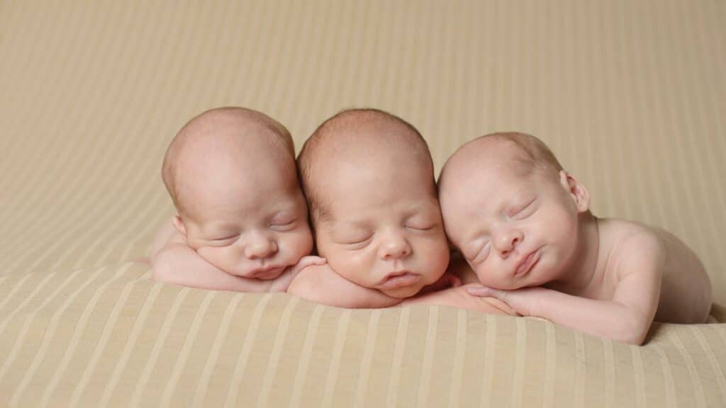 Três bebês deitados.