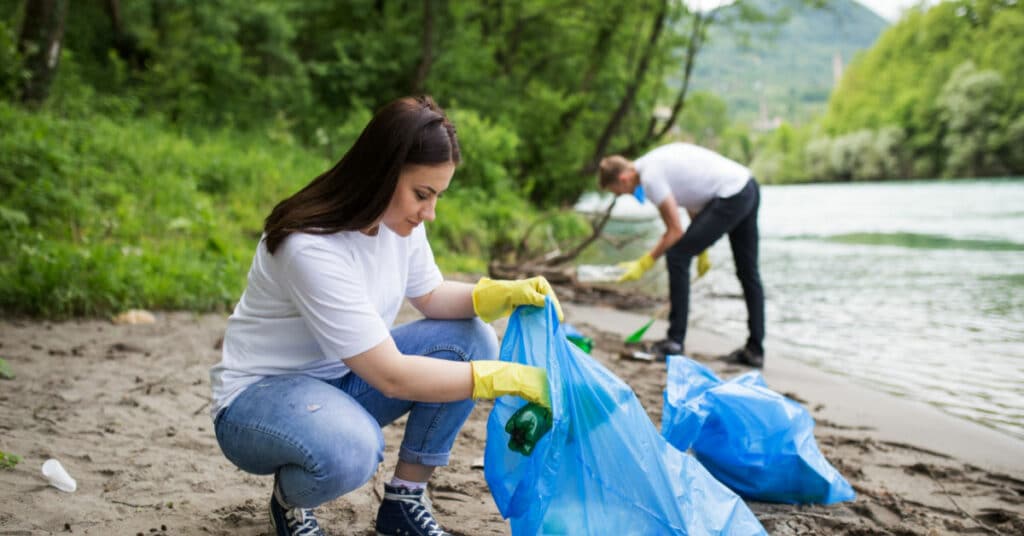 Voluntários limpando lixo da natureza.
