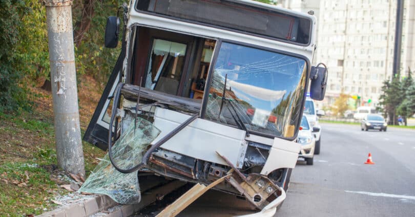 Ônibus quebrado após acidente.