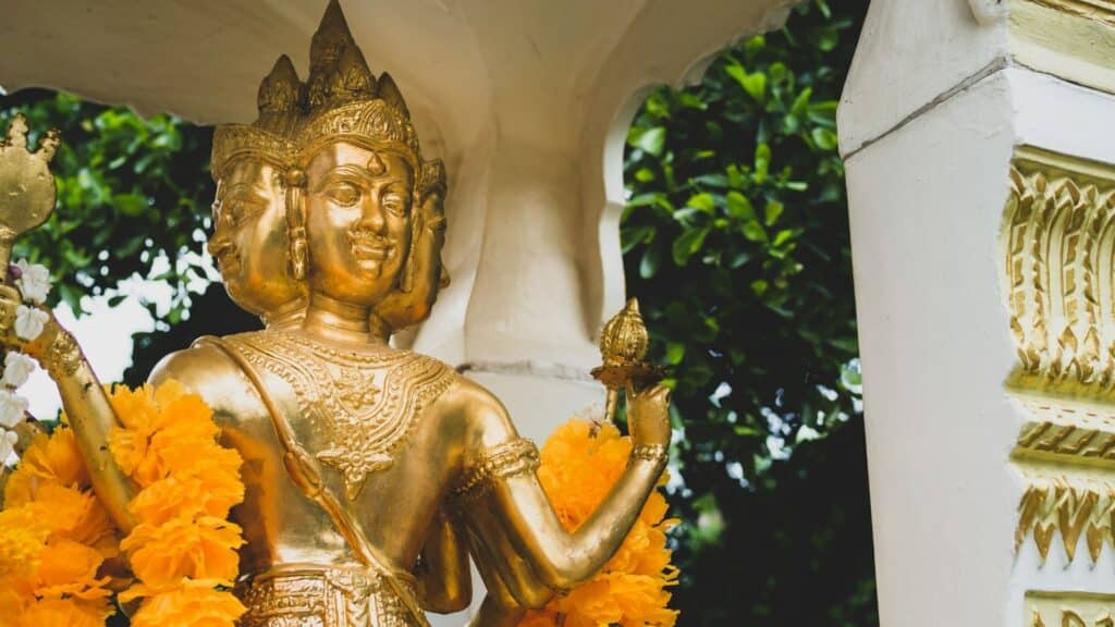 Uma estátua em ouro de Brahma.