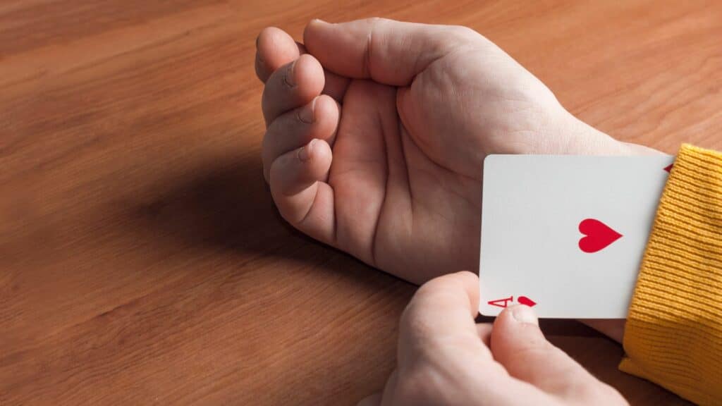 Uma pessoa tirando uma carta de um jogo de cartas da manga.